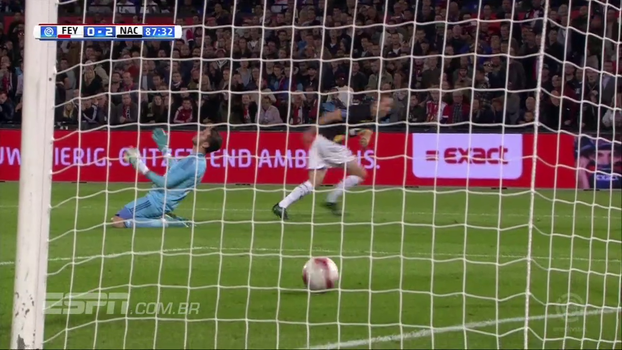 Goleirão do Feyenoord tenta fazer o que não sabe, entrega gol e protagoniza lance patético Goleirão do Feyenoord tenta fazer o que não sabe, entrega gol e protagoniza lance patético