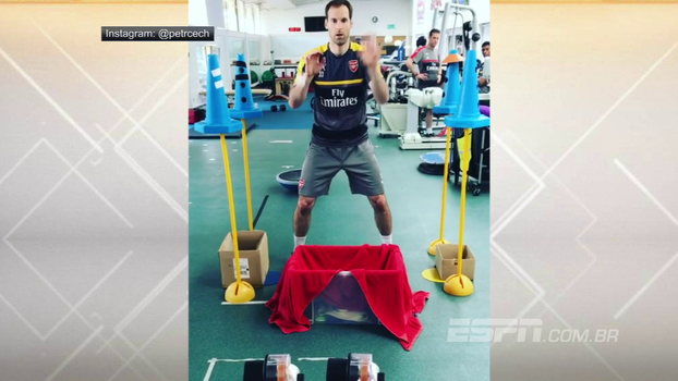 Petr Cech treina velocidade de reação com bolinhas de ping-pong e cones Petr Cech treina velocidade de reação com bolinhas de ping-pong e cones