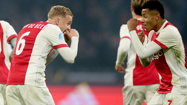 Infernizando pela direita, golaço, assistência e dancinha: veja como David Neres jogou contra o PSV Infernizando pela direita, golaço, assistência e dancinha: veja como David Neres jogou contra o PSV