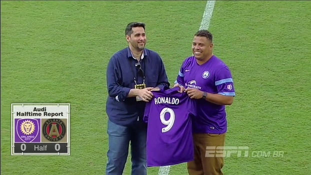 Nos EUA, Ronaldo é homenageado e recebe camisa do Orlando City com número e nome Nos EUA, Ronaldo é homenageado e recebe camisa do Orlando City com número e nome