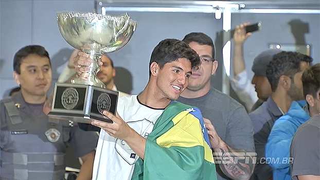 Medina chega ao Brasil com tumulto; padrasto revela: pagará três promessas Medina chega ao Brasil com tumulto, e padrasto revela: pagará três promessas