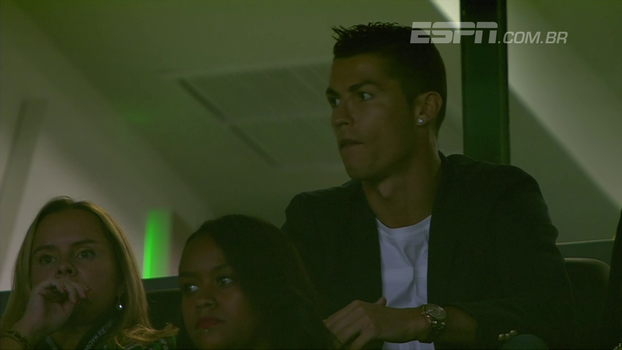 Cristiano Ronaldo assiste ao jogo do Sporting ao lado de Fernando Santos, técnico de Portugal Cristiano Ronaldo assiste ao jogo do Sporting ao lado de Fernando Santos, técnico de Portugal