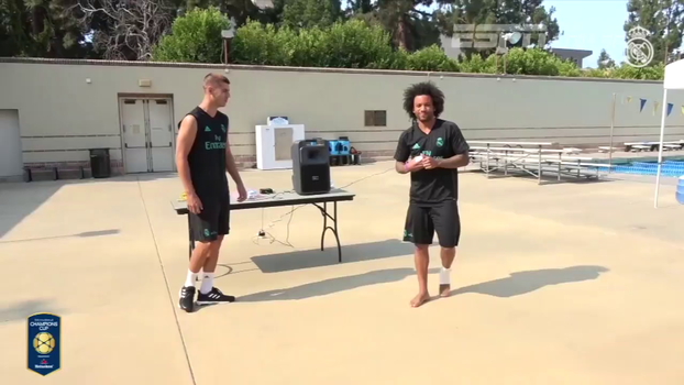 Marcelo e Morata dão show de controle com bolinha feita de... meias Marcelo e Morata dão show de controle com bolinha feita de... meias
