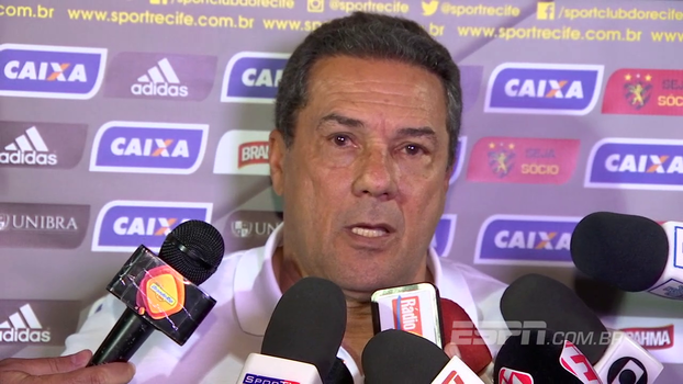 Hilário! Veja como Paulo Antunes e Everaldo Marques anunciaram a demissão de Luxemburgo em plena transmissão da NFL Hilário! Veja como Paulo Antunes e Everaldo Marques anunciaram a demissão de Luxemburgo em plena transmissão da NFL
