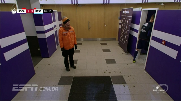 Ficou pistola! Na Bélgica, jogador é expulso e desconta raiva com cabeçada na porta do vestiário Ficou pistola! Na Bélgica, jogador é expulso e desconta raiva com cabeçada na porta do vestiário