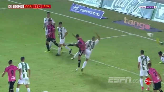 À la Ibra, jogador do Tenerife dá coice na bola e faz golaço na Copa do Rei À la Ibra, jogador do Tenerife dá coice na bola e faz golaço na Copa do Rei