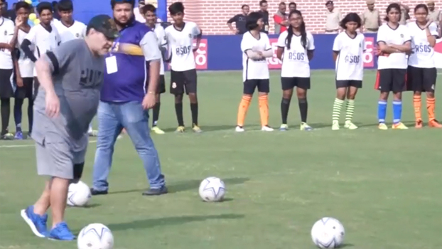 Diego Maradona dá aula de futebol para jovens na Índia Diego Maradona dá aula de futebol para jovens na Índia