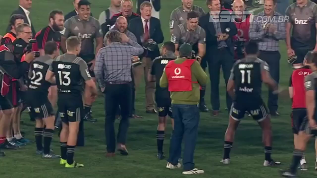 Técnico comemora título do Super Rugby com dança incrível Técnico comemora título do Super Rugby com dança incrível