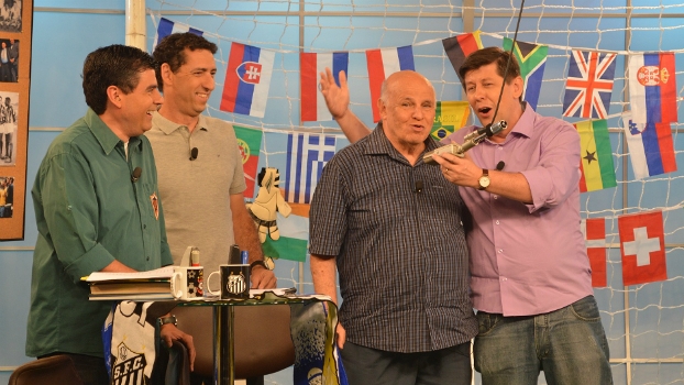 Celso Unzelte e Pepe cantam o tema do mundial de 62
