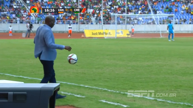 Técnico da Zâmbia domina bola, esbanja habilidade com embaixadinhas, tropeça e vai para o chão Técnico da Zâmbia domina bola, esbanja habilidade com embaixadinhas, tropeça e vai para o chão