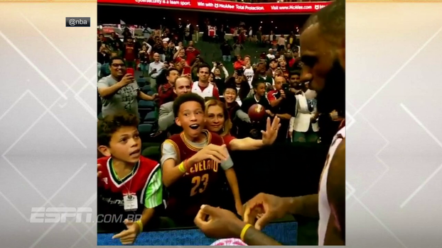 LeBron James dá pulseira para criança, leva fã mirim à loucura e até tira selfie com torcedor do time adversário LeBron James dá pulseira para criança, leva fã mirim à loucura e até tira selfie com torcedor do time adversário