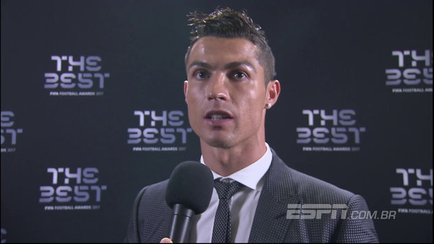 Cristiano Ronaldo comemora 5º prêmio de melhor do mundo: 'Me dá motivação para poder continuar' Cristiano Ronaldo comemora 5º prêmio de melhor do mundo: 'Me dá motivação para poder continuar'