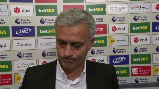 Repórter faz pergunta sobre aperto de mão, e Mourinho abandona entrevista: 'Prefiro não responder' Repórter faz pergunta sobre aperto de mão, e Mourinho abandona entrevista: 'Prefiro não responder'