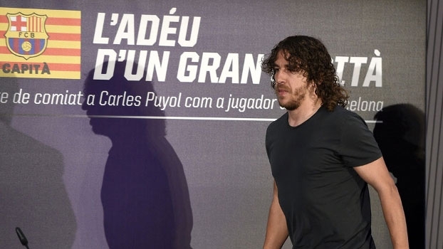 Emocionado e impossibilitado de seguir jogando, Puyol encerra oficialmente a carreira Emocionado e impossibilitado de seguir jogando, Puyol encerra oficialmente a carreira