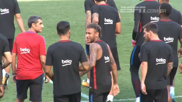 Neymar chega atrasado no treino do Barça e é recepcionado com 'pedala' de Suárez; veja Neymar chega atrasado no treino do Barça e é recepcionado com 'pedala' de Suárez; veja