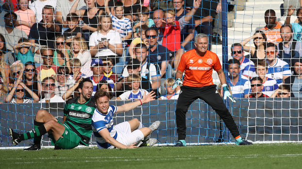José Mourinho joga de goleiro em amistoso beneficente, toma gol e olha feio; assista José Mourinho joga de goleiro em amistoso beneficente, toma gol e olha feio; assista