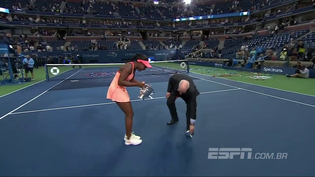 Deu ruim! Comemorando título do US Open, Stephens se descuida e derruba parte do troféu Deu ruim! Comemorando título do US Open, Stephens se descuida e derruba parte do troféu
