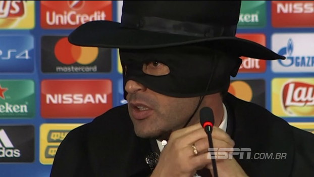 Técnico do Shakhtar Donetsk paga promessa e dá coletiva vestido de zorro após classificação às oitavas da Champions League Técnico do Shakhtar Donetsk paga promessa e dá coletiva vestido de zorro após classificação às oitavas da Champions League