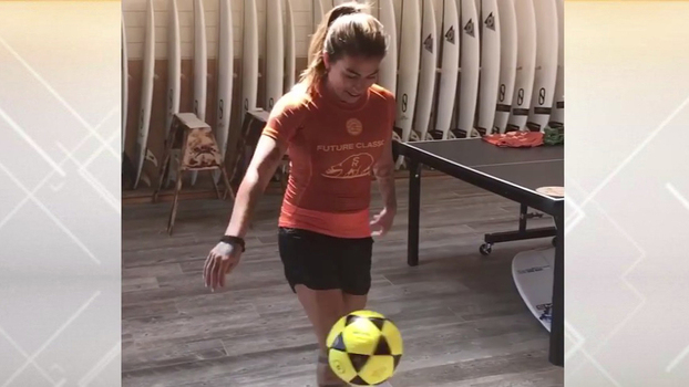 Campeã no surfe, Silvana Lima também tira onda com a bola no pé: 'Cuidado, hein, Marta!' Campeã no surfe, Silvana Lima também tira onda com a bola no pé: 'Cuidado, hein, Marta!'