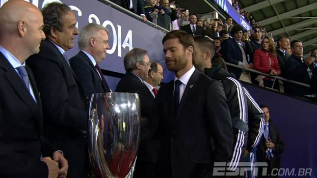 Xabi Alonso faz sinal de desaprovação ao receber medalha de Michel Platini Xabi Alonso faz sinal de desaprovação ao receber medalha de Michel Platini