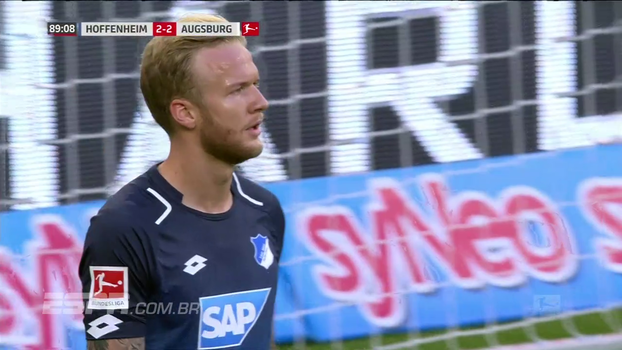 Na Alemanha, Kevin Vogt faz gol contra no fim e Hoffenheim tropeça no Augsburg em casa Na Alemanha, Kevin Vogt faz gol contra no fim e Hoffenheim tropeça no Augsburg em casa