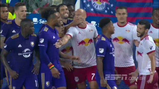Pode isso juiz? Kaká brinca com amigo ex-Orlando City, árbitro entende mal e expulsa brasileiro Pode isso juiz? Kaká brinca com amigo ex-Orlando City, árbitro entende mal e expulsa brasileiro