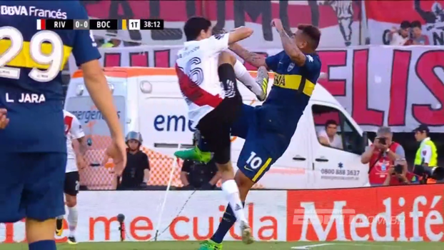 No clássico argentino, meia do River é expulso após acertar 'voadora' no peito de jogador do Boca No clássico argentino, meia do River é expulso após acertar 'voadora' no peito de jogador do Boca