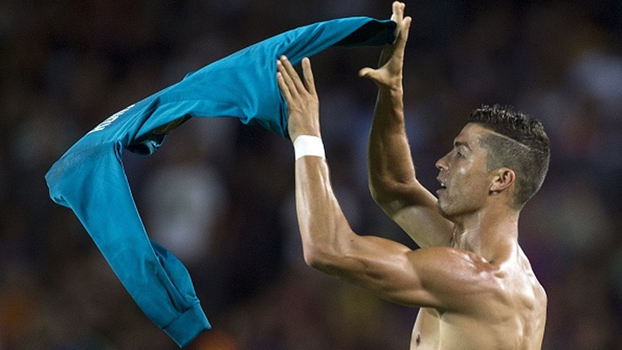 Cristiano Ronaldo tirou a camisa em comemoração de gol contra o Barcelona e levou cartão Cristiano Ronaldo tirou a camisa em comemoração de gol contra o Barcelona e levou cartão