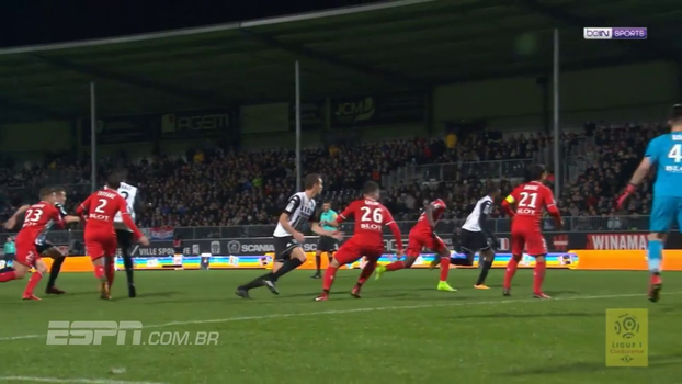 Rennes vira no fim e afunda Angers na zona de rebaixamento Assista aos melhores momentos da vitória do Rennes sobre o Angers por 2 a 1!