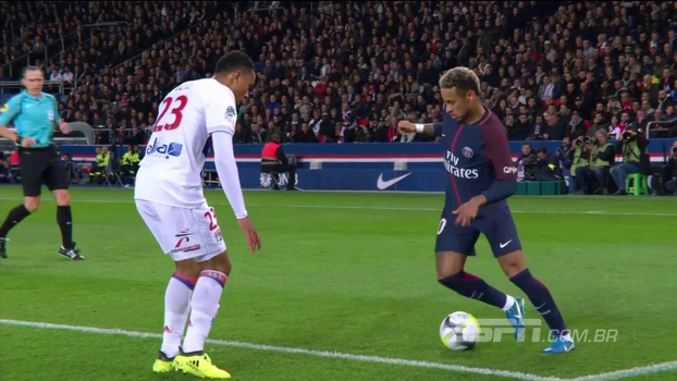 Ele 'sobreviveu' a um elástico de Neymar e ainda chegou rasgando para ganhar o rebote também Ele 'sobreviveu' a um elástico de Neymar e ainda chegou rasgando para ganhar o rebote também