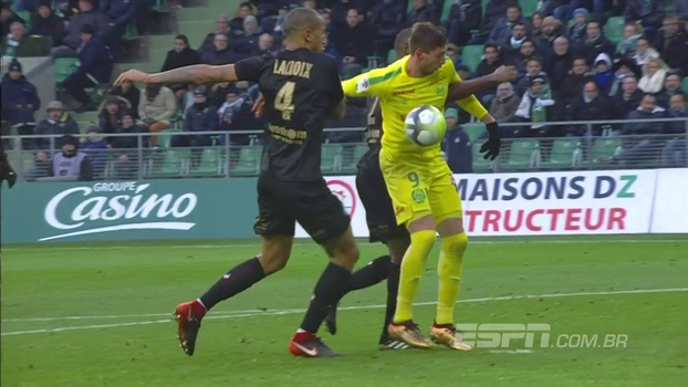 St. Etienne abre com chutaço do meio da rua e Nantes empata com gol de mais sorte da história St. Etienne abre com chutaço do meio da rua e Nantes empata com gol de mais sorte da história