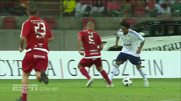 Lance de Craque: Recém-aposentado, Zé Roberto dribla zagueiro e marca golaço Lance de Craque: Recém-aposentado, Zé Roberto dribla zagueiro e marca golaço