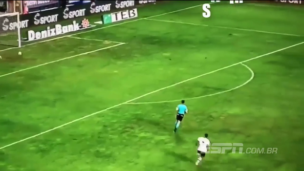 Craque português corre para pressionar saída de bola, atropela juiz e pede desculpas no Campeonato Turco Craque português corre para pressionar saída de bola, atropela juiz e pede desculpas no Campeonato Turco