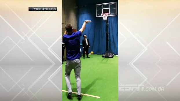 Piqué tentou a sorte no basquete em evento no Japão. Será que ele mandou bem? Piqué tentou a sorte no basquete em evento no Japão. Será que ele mandou bem?