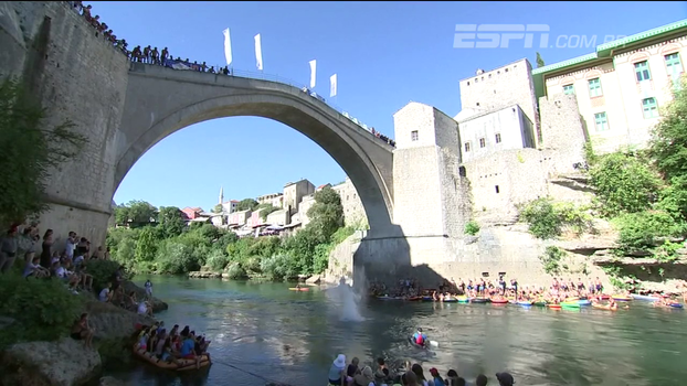 Na Bósnia e Herzegovina, ponte famosa recebe competição de saltos Na Bósnia e Herzegovina, ponte famosa recebe competição de saltos