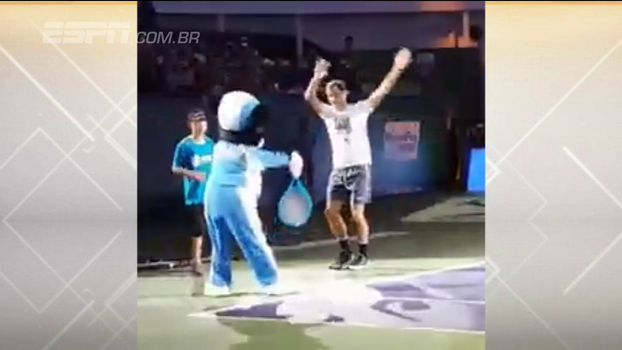 Roger Federer dança com Mickey Mouse em encontro bem-humorado em Shanghai Roger Federer dança com Mickey Mouse em encontro bem-humorado em Shanghai