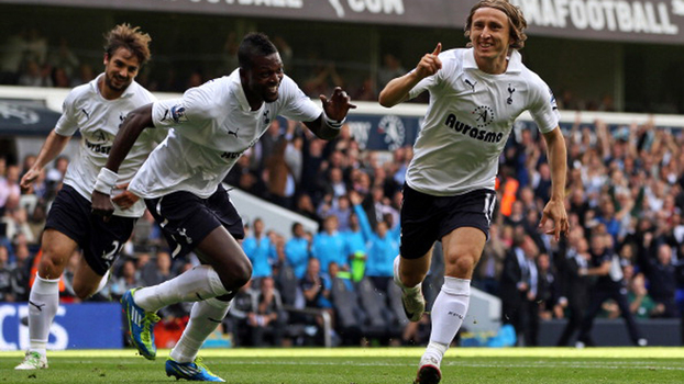 Com bomba de Modric e chapéu de Adebayor, Tottenham goleou Liverpool em 2011 Com bomba de Modric e chapéu de Adebayor, Tottenham goleou Liverpool em 2011