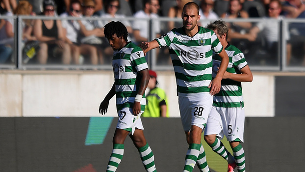 Português: Gols de Vitória de Guimarães 0 x 5 Sporting Veja os gols do triunfo do Sporting sobre o Vitória de Guimarães por 5 a 0 pelo Português