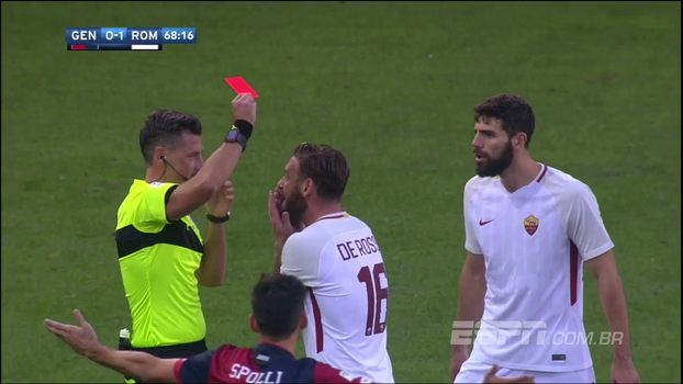 De Rossi dá tapa na cara do adversário, árbitro de vídeo entrega, juiz marca pênalti, expulsa volante e Roma leva empate