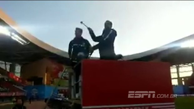 Fabio Cannavaro, hoje técnico do Tianjin Quanjian, é maestro na festa da torcida após goleada; veja Fabio Cannavaro, hoje técnico do Tianjin Quanjian, é maestro na festa da torcida após goleada; veja
