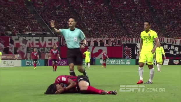 Jogador arremessa adversário no gramado, acerta pé no rosto ao se levantar e é expulso Assista aos gols da vitória do Consadole Sapporo sobre o Urawa Red Diamonds por 2 a 0