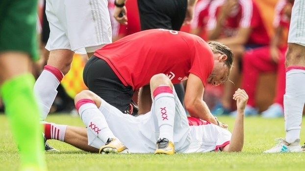 Jovem do Ajax tem mal súbito durante jogo, e amistoso é interrompido Jovem do Ajax tem mal súbito durante jogo, e amistoso é interrompido