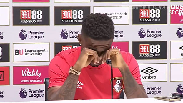 Jermain Defoe não segura o choro e vai às lágrimas após morte de garotinho 'xodó' do Sunderland Jermain Defoe não segura o choro e vai às lágrimas após morte de garotinho 'xodó' do Sunderland