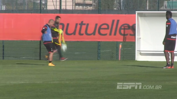 E o controle de bola? Veja o 'altinho' entre Balotelli e Sneijder em treino do Nice E o controle de bola? Veja o 'altinho' entre Balotelli e Sneijder em treino do Nice