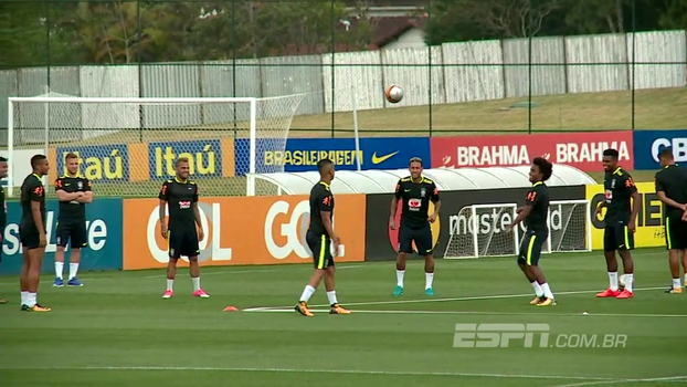 Jorge deixa a bola cair em altinha e leva petelecos durante treino da seleção Jorge deixa a bola cair em altinha e leva petelecos durante treino da seleção