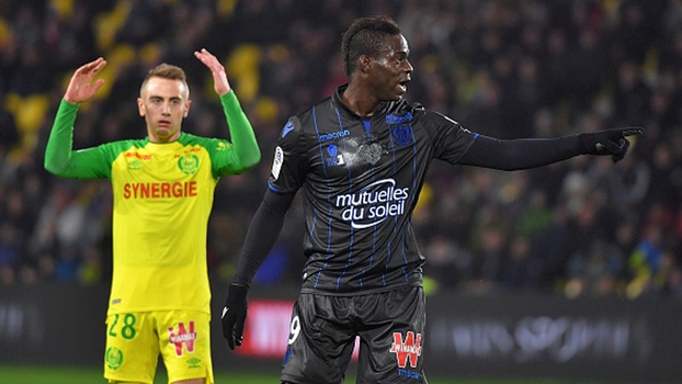 Balotelli 'congela' goleiro, deixa o dele, e Nice vira sobre Nantes no Francês Balotelli 'congela' goleiro, deixa o dele, e Nice vira sobre Nantes no Francês