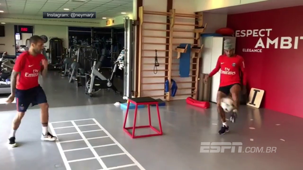 Futmesa improvisado entretém Neymar e Daniel Alves em academia do PSG Futmesa improvisado entretém Neymar e Daniel Alves em academia do PSG