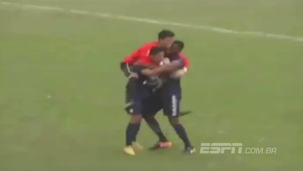 Na segunda divisão paulista, zagueiro faz gol de falta do campo de defesa; assista Na segunda divisão paulista, zagueiro faz gol de falta do campo de defesa; assista