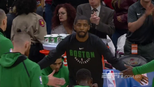 Agora nos Celtics, Kyrie Irving é vaiado pela torcida dos Cavs ao ser anunciado Agora nos Celtics, Kyrie Irving é vaiado pela torcida dos Cavs ao ser anunciado