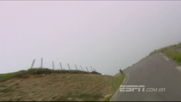 Embalado na descida, ciclista erra a curva e leva capote no Tour de France Embalado na descida, ciclista erra a curva e leva capote no Tour de France